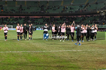 2023-12-16 - Palermo F.C. greets the fans at the end of the match during the Italian Serie BKT match between Palermo F.C. vs. Pisa U.S. 1909 at the Renzo Barbera Stadium in Palermo, Italy - PALERMO FC VS AC PISA - ITALIAN SERIE B - SOCCER