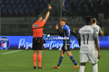 2023-12-23 - The referee Simone Sozza shows yellow card to Gabriele Piccinini (Pisa) - PISA SC VS ASCOLI CALCIO - ITALIAN SERIE B - SOCCER