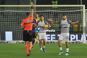 2023-12-23 - The referee Simone Sozza shows yellow card to Samuel Giovane (Ascoli) - PISA SC VS ASCOLI CALCIO - ITALIAN SERIE B - SOCCER