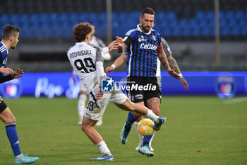 2023-12-23 - Gianluca Frabotta (Ascoli) and Antonio Caracciolo (Pisa) fight for the ball - PISA SC VS ASCOLI CALCIO - ITALIAN SERIE B - SOCCER