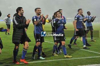 2023-12-23 - Players of Pisa celebrate at the end of the match - PISA SC VS ASCOLI CALCIO - ITALIAN SERIE B - SOCCER
