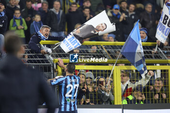 2023-12-26 - Artur Ionita (Lecco) with a fans with a banner during the Serie BKT match between Lecco and Sudtirol at Stadio Mario Rigamonti-Mario Ceppi on December 26, 2023 in Lecco, Italy.
(Photo by Matteo Bonacina/LiveMedia) - LECCO 1912 VS FC SüDTIROL - ITALIAN SERIE B - SOCCER