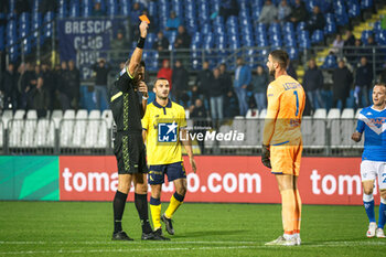 2023-10-24 - The referee Niccolo Baroni shows the red card at Luca Lezzerini - BRESCIA CALCIO VS MODENA FC - ITALIAN SERIE B - SOCCER