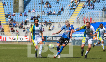 2023-04-16 - Nikola Buric pass the ball - NOVARA VS FERALPISALò - ITALIAN SERIE C - SOCCER