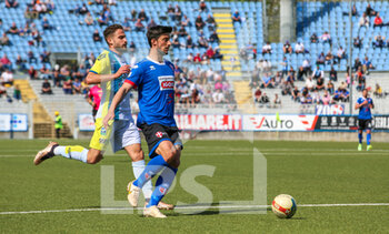 2023-04-16 - Lorenzo Ariaudo pass the ball - NOVARA VS FERALPISALò - ITALIAN SERIE C - SOCCER