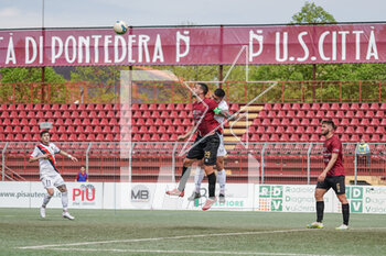 2023-04-23 - Riccardo Martinelli (Pontedera) jump and protect the ball - PONTEDERA VS GUBBIO - ITALIAN SERIE C - SOCCER