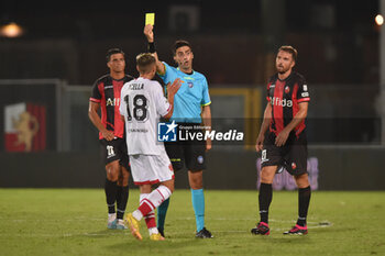2023-09-01 - The referee Michele Delrio shows yellow card to Acella (Perugia) - LUCCHESE 1905 VS AC PERUGIA - ITALIAN SERIE C - SOCCER