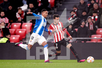 2023-01-18 - Vinicius Souza of RCD Espanyol competes for the ball with Alex Berenguer of Athletic Club during the Spanish Cup, Copa del Rey, Round of 16 football match between Athletic Club and RCD Espanyol on January 18, 2023 at San Mames stadium in Bilbao, Spain - FOOTBALL - SPANISH CUP - ATHLETIC CLUB V ESPANYOL - SPANISH CUP - SOCCER