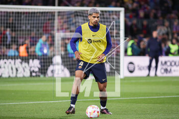 2023-04-05 - Ronald Araujo of FC Barcelona warms up during the Spanish Cup, Copa del Rey, Semi Finals 2nd leg football match between FC Barcelona and Real Madrid on April 5, 2023 at Spotify Camp Nou stadium in Barcelona, Spain - FOOTBALL - SPANISH CUP - FC BARCELONA V REAL MADRID - SPANISH CUP - SOCCER