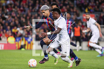 2023-04-05 - Ronald Araujo of FC Barcelona and Vinicius Junior of Real Madrid during the Spanish Cup, Copa del Rey, Semi Finals 2nd leg football match between FC Barcelona and Real Madrid on April 5, 2023 at Spotify Camp Nou stadium in Barcelona, Spain - FOOTBALL - SPANISH CUP - FC BARCELONA V REAL MADRID - SPANISH CUP - SOCCER