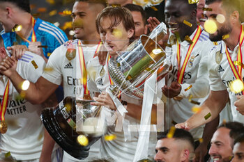 2023-05-07 - Luka Modric of Real Madrid celebrates with the Trophy after the Spanish Cup, Copa del Rey, Final football match between Real Madrid CF and CA Osasuna on May 6, 2023 at Estadio de La Cartuja in Sevilla, Spain - FOOTBALL - SPANISH CUP - FINAL - REAL MADRID V OSASUNA - SPANISH CUP - SOCCER