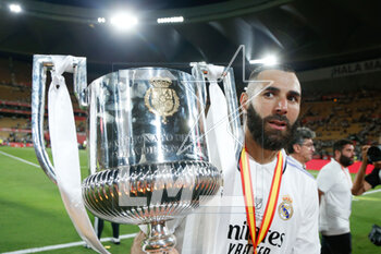 2023-05-07 - Karim Benzema of Real Madrid celebrates with the Champions trophy after the Spanish Cup, Copa del Rey, Final football match between Real Madrid CF and CA Osasuna on May 6, 2023 at Estadio de La Cartuja in Sevilla, Spain - FOOTBALL - SPANISH CUP - FINAL - REAL MADRID V OSASUNA - SPANISH CUP - SOCCER