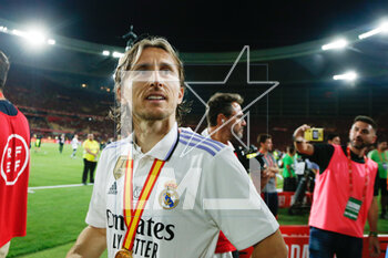 2023-05-07 - Luka Modric of Real Madrid celebrates the victory after the Spanish Cup, Copa del Rey, Final football match between Real Madrid CF and CA Osasuna on May 6, 2023 at Estadio de La Cartuja in Sevilla, Spain - FOOTBALL - SPANISH CUP - FINAL - REAL MADRID V OSASUNA - SPANISH CUP - SOCCER