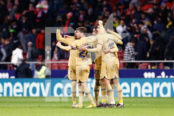 2023-01-08 - Players of FC Barcelona celebrate the victory during the Spanish championship La Liga football match between Atletico de Madrid and FC Barcelona on January 8, 2023 at Civitas Metropolitano stadium in Madrid, Spain - FOOTBALL - SPANISH CHAMP - ATLETICO MADRID V FC BARCELONA - SPANISH LA LIGA - SOCCER