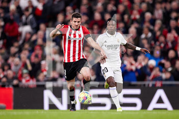 2023-01-22 - Daniel Vivian of Athletic Club competes for the ball with Vinicius Junior of Real Madrid during the Spanish championship La Liga football match between Athletic Club and Real Madrid CF on January 22, 2023 at San Mames stadium in Bilbao, Spain - FOOTBALL - SPANISH CHAMP - ATHLETIC CLUB V REAL MADRID - SPANISH LA LIGA - SOCCER