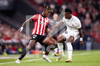 2023-01-22 - Nico Williams of Athletic Club competes for the ball with Vinicius Junior of Real Madrid during the Spanish championship La Liga football match between Athletic Club and Real Madrid CF on January 22, 2023 at San Mames stadium in Bilbao, Spain - FOOTBALL - SPANISH CHAMP - ATHLETIC CLUB V REAL MADRID - SPANISH LA LIGA - SOCCER
