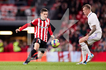 2023-01-22 - Ander Herrera of Athletic Club competes for the ball with Toni Kroos of Real Madrid during the Spanish championship La Liga football match between Athletic Club and Real Madrid CF on January 22, 2023 at San Mames stadium in Bilbao, Spain - FOOTBALL - SPANISH CHAMP - ATHLETIC CLUB V REAL MADRID - SPANISH LA LIGA - SOCCER