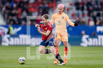 2023-01-29 - Pablo Ibanez of CA Osasuna competes for the ball with Antoine Griezmann of Atletico de Madrid during the Spanish championship La Liga football match between CA Osasuna and Atletico de Madrid on January 29, 2023 at El Sadar in Pamplona, Spain - FOOTBALL - SPANISH CHAMP - OSASUNA V ATLETICO MADRID - SPANISH LA LIGA - SOCCER