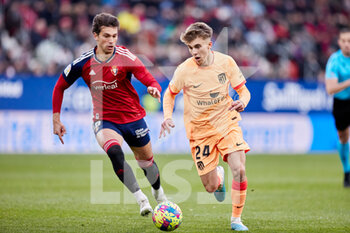 2023-01-29 - Pablo Barrios of Atletico de Madrid competes for the ball with Lucas Torro of CA Osasuna during the Spanish championship La Liga football match between CA Osasuna and Atletico de Madrid on January 29, 2023 at El Sadar in Pamplona, Spain - FOOTBALL - SPANISH CHAMP - OSASUNA V ATLETICO MADRID - SPANISH LA LIGA - SOCCER