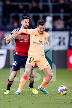 2023-01-29 - Moi Gomez of CA Osasuna competes for the ball with Saul Niguez of Atletico de Madrid during the Spanish championship La Liga football match between CA Osasuna and Atletico de Madrid on January 29, 2023 at El Sadar in Pamplona, Spain - FOOTBALL - SPANISH CHAMP - OSASUNA V ATLETICO MADRID - SPANISH LA LIGA - SOCCER
