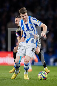 2023-02-05 - Alexander Sorloth of Real Sociedad competes for the ball with Javi Sanchez of Real Valladolid CF during the Spanish championship La Liga football match between Real Sociedad and Real Valladolid CF on February 5, 2023 at Reale Arena in San Sebastian, Spain - FOOTBALL - SPANISH CHAMP - REAL SOCIEDAD V REAL VALLADOLID - SPANISH LA LIGA - SOCCER