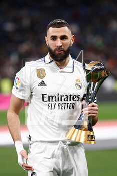 2023-02-15 - Karim Benzema of Real Madrid shows the Club World Cup trophy to the fans during the Spanish championship La Liga football match between Real Madrid and Elche CF on February 15, 2023 at Santiago Bernabeu stadium in Madrid, Spain - FOOTBALL - SPANISH CHAMP - REAL MADRID V ELCHE - SPANISH LA LIGA - SOCCER