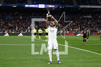 2023-02-15 - Karim Benzema of Real Madrid shows the Club World Cup trophy to the fans during the Spanish championship La Liga football match between Real Madrid and Elche CF on February 15, 2023 at Santiago Bernabeu stadium in Madrid, Spain - FOOTBALL - SPANISH CHAMP - REAL MADRID V ELCHE - SPANISH LA LIGA - SOCCER