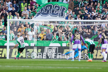 2023-02-18 - Sergio Canales of Real Betis shoots for goal during the Spanish championship La Liga football match between Real Betis and Real Valladolid on February 18, 2023 at Benito Villamarin stadium in Sevilla, Spain - FOOTBALL - SPANISH CHAMP - REAL BETIS V VALLADOLID - SPANISH LA LIGA - SOCCER