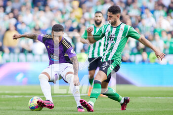 2023-02-18 - Darwin Machis of Real Valladolid and Ayoze Perez of Real Betis during the Spanish championship La Liga football match between Real Betis and Real Valladolid on February 18, 2023 at Benito Villamarin stadium in Sevilla, Spain - FOOTBALL - SPANISH CHAMP - REAL BETIS V VALLADOLID - SPANISH LA LIGA - SOCCER