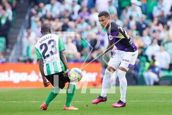 2023-02-18 - Darwin Machis of Real Valladolid and Youssouf Sabaly of Real Betis during the Spanish championship La Liga football match between Real Betis and Real Valladolid on February 18, 2023 at Benito Villamarin stadium in Sevilla, Spain - FOOTBALL - SPANISH CHAMP - REAL BETIS V VALLADOLID - SPANISH LA LIGA - SOCCER