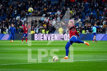 2023-02-25 - Antoine Griezmann (Atletico Madrid) during the warm up before the football match between
Real Madrid and Atletico Madrid called “El Derby” valid for the matchday 23 of La Liga celebrated in Madrid, Spain at Bernabeu stadium on Saturday 25 February 2023 - REAL MADRID VS ATLETICO MADRID - SPANISH LA LIGA - SOCCER