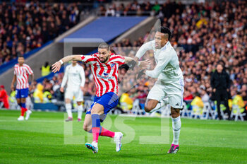 2023-02-25 - Yannick Carrasco (Atletico Madrid) and Éder Militão (Real Madrid) in action during the football match between
Real Madrid and Atletico Madrid called “El Derby” valid for the matchday 23 of La Liga celebrated in Madrid, Spain at Bernabeu stadium on Saturday 25 February 2023 - REAL MADRID VS ATLETICO MADRID - SPANISH LA LIGA - SOCCER