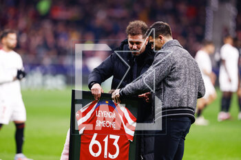 2023-03-04 - Diego Pablo Simeone, head coach of Atletico de Madrid, receibes tribute for his 613 matches with the team during the Spanish championship La Liga football match between Atletico de Madrid and Sevilla FC on March 4, 2023 at Civitas Metripolitano stadium in Madrid, Spain - FOOTBALL - SPANISH CHAMP - ATLETICO MADRID V SEVILLA FC - SPANISH LA LIGA - SOCCER