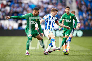 2023-03-19 - Omar Mascarell of Elche CF competes for the ball with Asier Illarramendi of Real Sociedad during the Spanish championship La Liga football match between Real Sociedad and Elche CF on March 19, 2023 at Reale Area in San Sebastian, Spain - FOOTBALL - SPANISH CHAMP - REAL SOCIEDAD V ELCHE - SPANISH LA LIGA - SOCCER