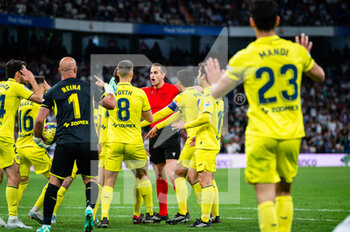 2023-04-08 - Players of Villareal team arguing with the referee  during the football match between
Real Madrid and Villareal
valid for the match day 28 of the Spanish first division league “La Liga” celebrated in Madrid, Spain at Bernabeu stadium on Saturday 08 April 2023 - REAL MADRID VS VILLAREAL - SPANISH LA LIGA - SOCCER