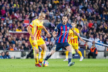 2023-04-10 - Oriol Romeu of Girona FC and Sergio Busquet of FC Barcelona during the Spanish championship La Liga football match between FC Barcelona and Girona FC on April 10, 2023 at Spotify Camp Nou stadium in Barcelona, Spain - FOOTBALL - SPANISH CHAMP - FC BARCELONA V GIRONA - SPANISH LA LIGA - SOCCER