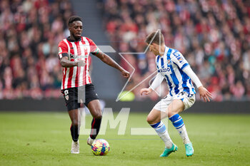 2023-04-15 - Inaki Williams of Athletic Club competes for the ball with Aihen Munoz of Real Sociedad during the Spanish championship La Liga football match between Athletic Club and Real Sociedad on April 15, 2023 at San Mames stadium in Bilbao, Spain - FOOTBALL - SPANISH CHAMP - ATHLETIC CLUB V REAL SOCIEDAD - SPANISH LA LIGA - SOCCER