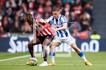 2023-04-15 - Nico Williams of Athletic Club competes for the ball with Andoni Gorosabel of Real Sociedad during the Spanish championship La Liga football match between Athletic Club and Real Sociedad on April 15, 2023 at San Mames stadium in Bilbao, Spain - FOOTBALL - SPANISH CHAMP - ATHLETIC CLUB V REAL SOCIEDAD - SPANISH LA LIGA - SOCCER
