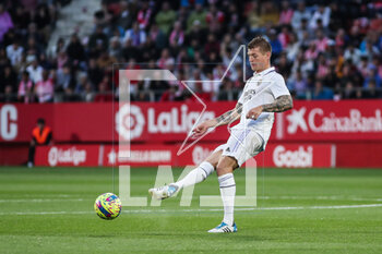 2023-04-25 - Toni Kroos of Real Madrid during the Spanish championship La Liga football match between Girona FC and Real Madrid on April 25, 2023 at Montilivi stadium in Girona, Spain - FOOTBALL - SPANISH CHAMP - GIRONA V REAL MADRID - SPANISH LA LIGA - SOCCER
