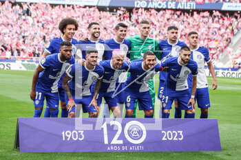 2023-04-26 - Atletico de Madrid players pose for a photo with the team's 120th anniversary jersey during the Spanish championship La Liga football match between Atletico de Madrid and RCD Mallorca on April 26, 2023 at Civitas Metropolitano stadium in Madrid, Spain - FOOTBALL - SPANISH CHAMP - ATLETICO MADRID V MALLORCA - SPANISH LA LIGA - SOCCER