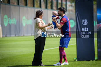 2023-07-17 - Ilkay Gundogan holding his son during a Ilkay Gundogan presentation at Ciutat Esportiva Joan Gamper, in Barcelona, Spain on July 17, 2023. (Photo / Felipe Mondino) - PRESENTATION ILKAY GUNDOGAN NEW PLAYER BARCELONA FC - SPANISH LA LIGA - SOCCER