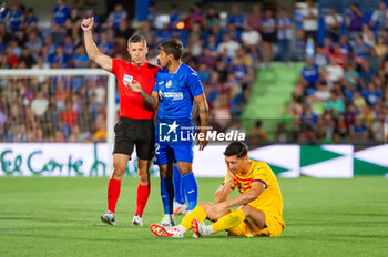 2023-08-13 - Robert Lewandowski (Barcelona) to the ground after receiving a foul during the LaLiga EA Sports football match between Getafe and Barcelona played at Coliseum Alfonso Perez Stadium on August 13, 2023 in Getafe, Spain - GETAFE VS BARCELONA - SPANISH LA LIGA - SOCCER