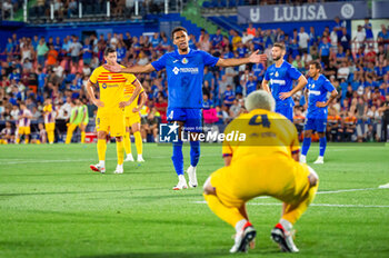 2023-08-13 - Gavi (Barcelona) protesting with Ronald Araujo (Barcelona) after the controversial play with the alleged penalty not whistled by the referee at the end of the LaLiga EA Sports football match between Getafe and Barcelona played at Coliseum Alfonso Perez Stadium on August 13, 2023 in Getafe, Spain - GETAFE VS BARCELONA - SPANISH LA LIGA - SOCCER