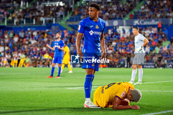 2023-08-13 - Gaston Alvarez (Getafe) and Ronald Araujo (Barcelona) after the controversial play with the alleged penalty not whistled by the referee at the end of the LaLiga EA Sports football match between Getafe and Barcelona played at Coliseum Alfonso Perez Stadium on August 13, 2023 in Getafe, Spain - GETAFE VS BARCELONA - SPANISH LA LIGA - SOCCER