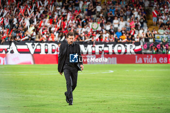 2023-08-28 - Diego Pablo Simeone (Atletico Madrid) entering the field before the LaLiga EA Sports football match between Rayo Vallecano vs Atletico Madrid played at Estadio de Vallecas on August 28, 2023 in Madrid, Spain - RAYO VALLECANO VS ATLETICO MADRID - SPANISH LA LIGA - SOCCER