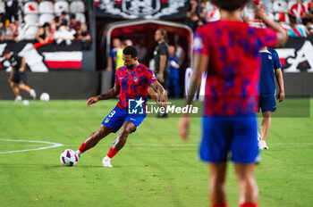 2023-08-28 - Memphis Depay (Atletico Madrid) warming up before the LaLiga EA Sports football match between Rayo Vallecano vs Atletico Madrid played at Estadio de Vallecas on August 28, 2023 in Madrid, Spain - RAYO VALLECANO VS ATLETICO MADRID - SPANISH LA LIGA - SOCCER