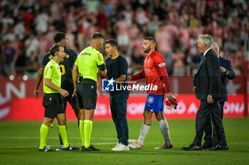 2023-09-30 - Head Coach Michel (Girona FC) and the referee during a La Liga EA Sports match between Girona FC and Real Madrid at Estadio Municipal de Montilivi, in Girona, ,Spain on September 30, 2023. (Photo / Felipe Mondino) - GIRONA FC - REAL MADRID CF - SPANISH LA LIGA - SOCCER