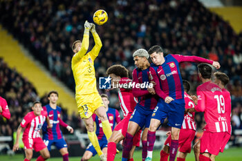 2023-12-03 - Jan Oblak of Atletico de Madrid punches clear during the Spanish championship La Liga football match between FC Barcelona and Atletico de Madrid on December 3, 2023 at Estadi Olimpic de Montjuic in Barcelona, Spain - FOOTBALL - SPANISH CHAMP - FC BARCELONA V ATLETICO MADRID - SPANISH LA LIGA - SOCCER