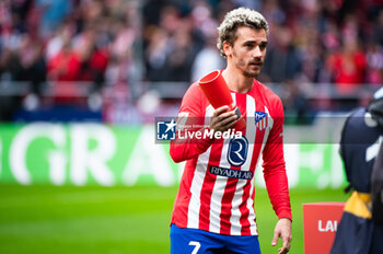 2023-12-10 - Antoine Griezmann of Atletico Madrid seen receiving the “best player of the month of November” before the La Liga EA Sports 2023/24 football match between Atletico Madrid vs Almeria at Metropolitano stadium in Madrid, Spain. - ATLETICO MADRID VS ALMERIA - SPANISH LA LIGA - SOCCER