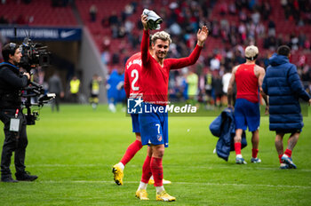 2023-12-10 - Antoine Griezmann of Atletico Madrid seen greeting the fans at the end of the La Liga EA Sports 2023/24 football match between Atletico Madrid vs Almeria at Metropolitano stadium in Madrid, Spain. - ATLETICO MADRID VS ALMERIA - SPANISH LA LIGA - SOCCER